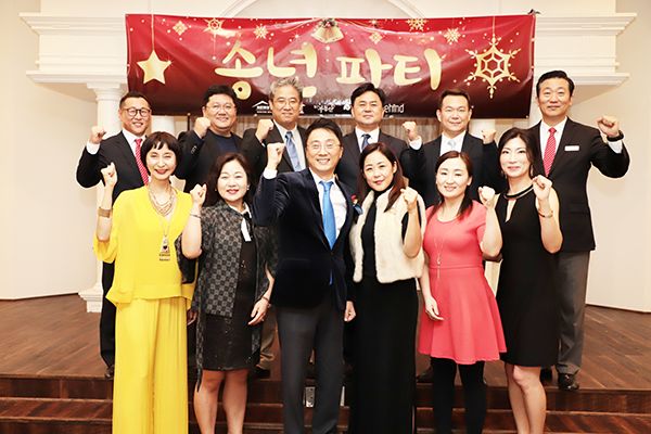 '2019 MRG 부동산 그룹 송년의 밤' 행사에서 MRG 및 뉴스타부동산 에이전트들이 한 해를 돌아보며 화이팅을 외치는 모습