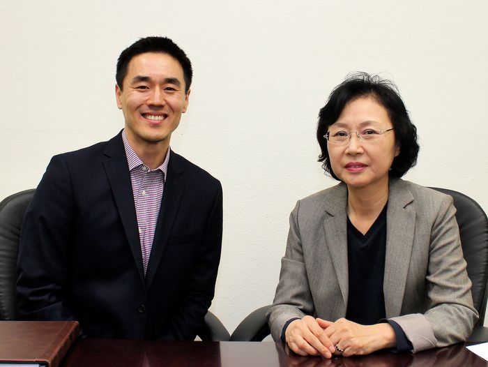 소망의 김미혜 사무국장과 임상 심리학 존 박(왼쪽) 박사가 내달 6일 열리는 3차 소망 건강 콘서트에 대해 설명하고 있다.
