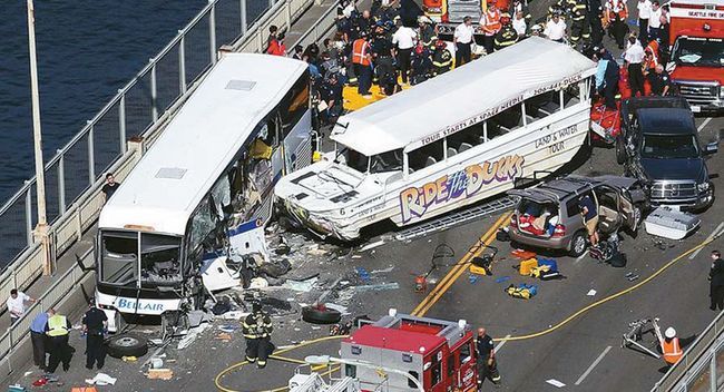2015년 9월 24일 시애틀 오로라 브릿지에서 발생한 대형 교통사고 현장. 피해자 대다수는 오리엔테이션에 참석했던 젊은 대학생들로 사고 당시의 처참한 현장을 보여주고 있다. [시애틀 타임스 제공]