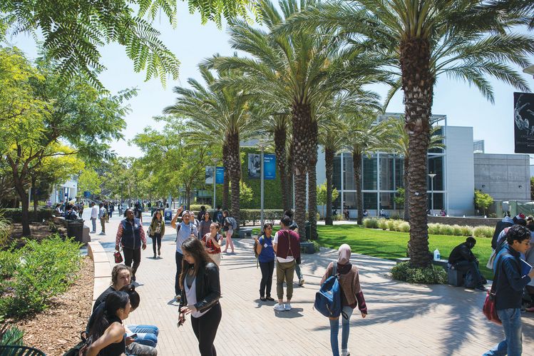 UCLA 편입생 배출이 가장많은 샌타모니카 칼리지 캠퍼스를 학생들이 걸어가고 있다. [중앙포토]