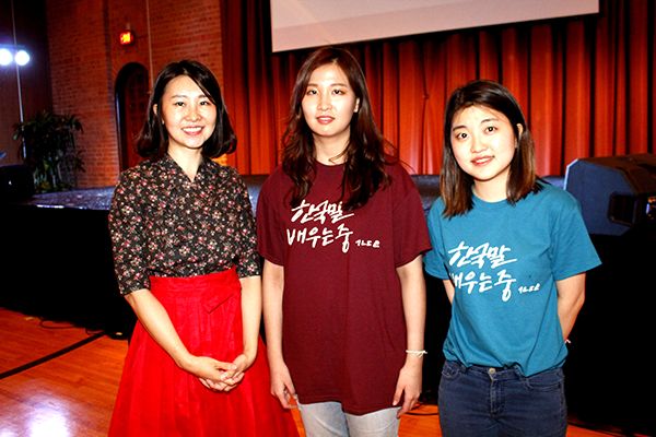 라이스대학 한국문화의 밤 행사를 준비한 한국학생회 임원들이 함께 했다. (왼쪽부터) 송자영 지도교수, 권혁정 회장, 한예린 부회장.