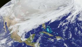 제트기류가 약해지면서 '북극 소용돌이'가 남쪽으로 내려왔던 2014년 11월 17일(위)과 지난달 29일의 위성사진. 올해의 '북극 소용돌이'가 규모 면에서 훨씬 크고 남쪽으로 더 내려왔음을 알 수 있다.