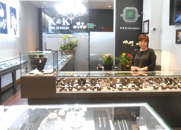 K&K 파인주얼리는 다이아몬드와 에메럴드를 제공하는 보석샵이다. 현재 매장 전품목을 대상으로 50% 세일을 하고 있다.