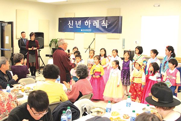 포트워스 한국학교 학생들이 설날 행사에서 합창 공연을 펼친 뒤 강옥인 전 노인회장이 덕담을 전하고 있는 모습