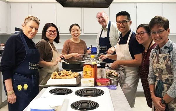 '요리로 배우는 한국강좌' 주 강사 김연자 씨(왼쪽에서 세번째)와 수강생들이 종강식에서 함께 요리를 만드는 모습