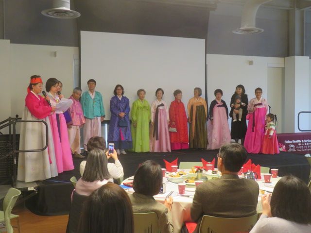 김인자, 박종미 담당자가 시대적 변천과 옷고름 매는 방법을 소개하고 있다.