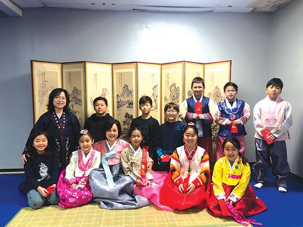 달라스 한국학교 캐롤톤 제1캠퍼스  한국어3반 어린이들과 담임 선생님, 교장 선생님이 한자리에 모였다. 