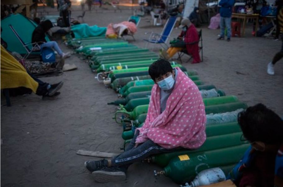 코로나19가 크게 확산하던 지난 4월, 페루 리마에서 한 남성이 탱크에 산소를 충전하기 위해 기다리고 있다. AP 연합뉴스