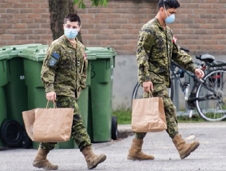 캐나다 군의무병들이 의무지원 활동을 위해 토론토의 한 요양원에 들어가고 있다.