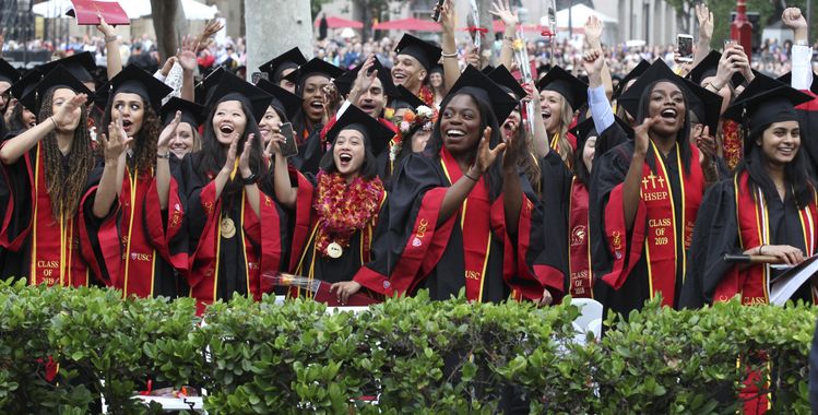 지난 10일 USC 졸업식에서 졸업생들이 환호하며 사회로의 첫 출발을 즐기고 있다. 김상진 기자