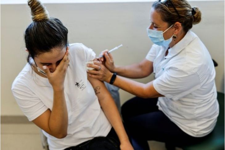 이스라엘에서 코로나19 백신 접종이 이뤄지고 있다. [로이터=연합뉴스]

