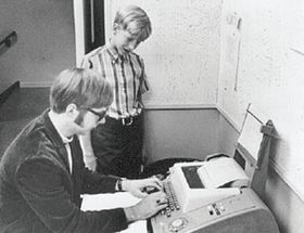 빌 게이츠가 고등학교 시절 친구 폴 앨런과 컴퓨터를 개발하고 있는 모습. [출처: 빌게이츠 블로그]
