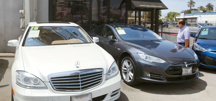 새 차 가격이 상승하면서 중고차를 찾는 소비자가 늘고 있다. LA 한인타운의 한 자동차 딜러십 모습.