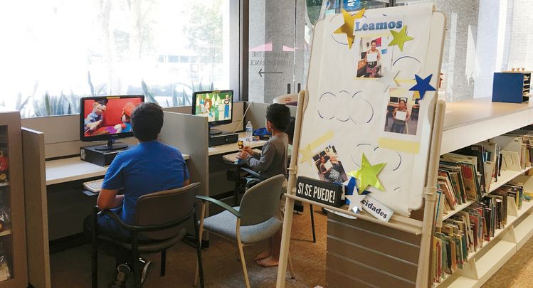 윌셔와 베렌도에 있는 프랭크 랜터맨 리저널 센터를 방문한 아이들이 컴퓨터로 게임을 하고 있다. 