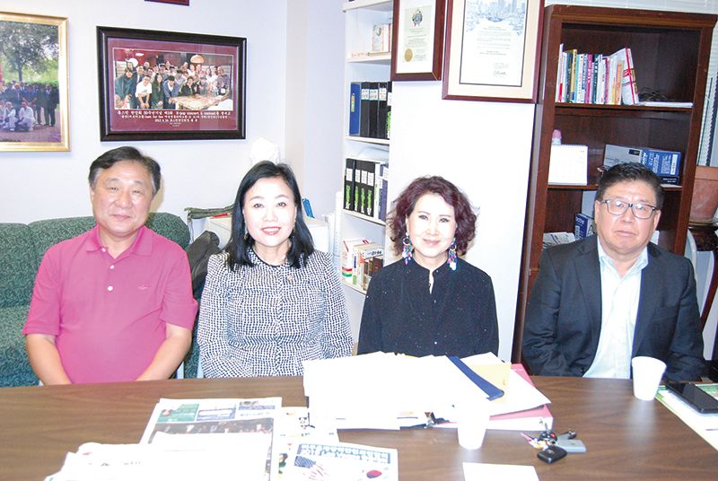 정명훈 제 18대 미중남부한인회연합회장(왼쪽에서 두번째)이 참석자들과 함께 했다 