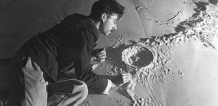 그리피스 천문대에 설치된 달 표면 모형조각을 건축가이자 천문학자인 로저 헤이워드가 살펴보고 있는 사진작품. 