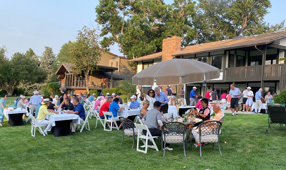 조영석 전 콜로라도 주 한인회장이 지난19일 덴버의 파인허스트 컨트리 클럽에서 장학재단을 위한 골프대회를 개최했다. 사진은 조 전 회장 자택에서 참석자들이 저녁 식사를 즐기는 모습.