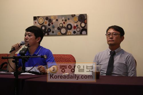 안순해 전 회장(왼쪽)과 전성훈 전 부회장이 기자회견을 하고 있다. 