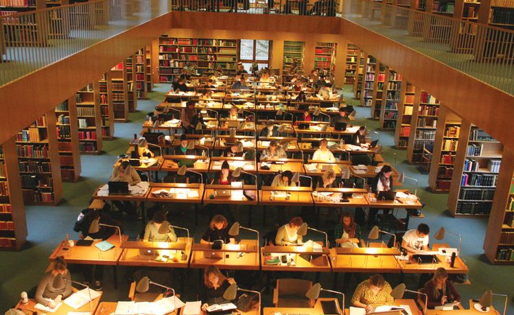 대학 도서관에서 학생들이 공부하고 있다. [중앙포토]