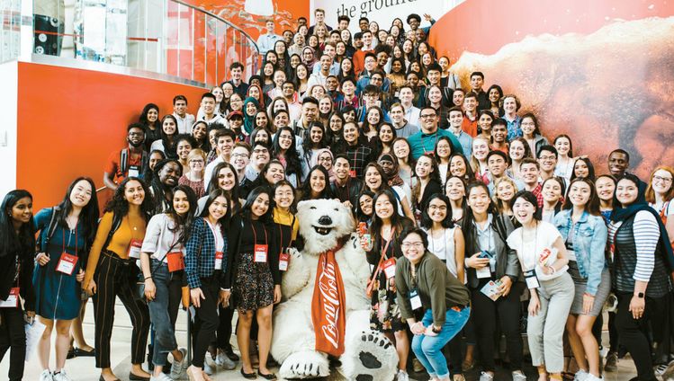 지난 7일 애틀란타에 있는 코카콜라 본사 로비에 모인 2019년도 코카콜라 장학생들이 활짝 웃고 있다. [코카콜라재단] 
