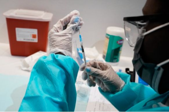 지난 22일 미국 뉴욕에서 의료진이 코로나19 백신 접종을 준비하고 있다. [AP=연합뉴스]


