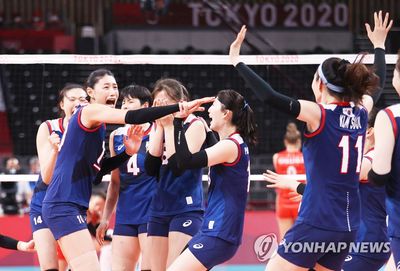 터키를 꺾고 준결승에 진출한 한국 여자 배구 선수들이 기뻐하고 있다. [연합뉴스]