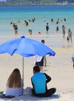 24일 제주시 한림읍 협재해수욕장을 찾은 피서객들이 물놀이를 즐기고 있다.