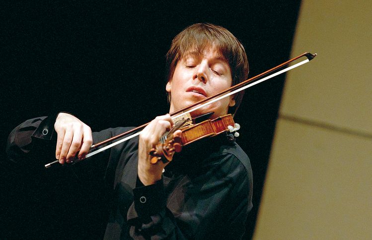 소라야 문화센터의 베토벤 음악제에서 연주하는 바이올리니스트 조슈아 벨.