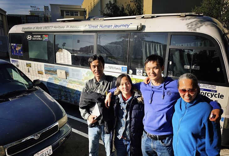 2년 7개월째 세계 여행 중인 한인 가족. 통근버스를 개조한 캠핑카 '아톰버스' 앞에서 곽국배(50)씨, 미주(13·딸), 재욱(19·아들), 박경남(46·아내)씨가 환하게 웃고 있다. 김상진 기자