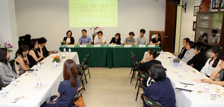 지난 26일 소망소사이어티에서 열린 토론회에서 한국 보건복지부, 대한간호협회 관계자들과 남가주 한인 간호사들이 업무 및 역할에 대해 정보를 나누고 있다.