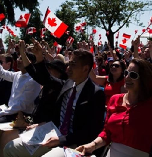 시민권 선서식에 참가한 이민자출신 주민들이 캐나다 국기를 흔들고 있는 모습.
