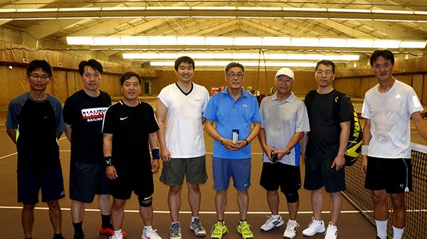 제 3회 휴스턴 한인테니스동호인대회에는 A, B조 우승자와 이한준 회장(우측 끝) 테니스협회 관계자가 함께 사진촬영을 했다.