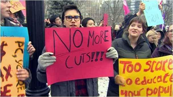 온타리오주 보수당정부가 등록금 10% 인하조치와 함께 무료 등록금 지원 프로그램을 폐지한다고 발표한 가운데 대학생들이 지난 18일 주의사당 앞에서 항의 시위를 벌이고 있다.