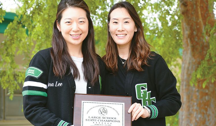 가주 10종 학력경시대회에서 우승한 그라나다힐스 차터스쿨 팀의 코치인 알리나 이 수학교사(왼쪽)와 린다 강 칼리지 카운슬러가 우승패를 보여주고 있다.