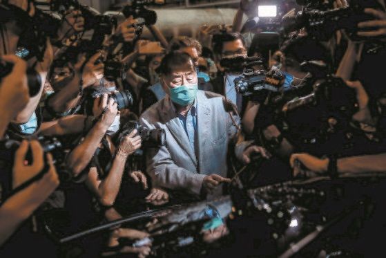 홍콩 빈과일보의 사주 지미 라이 회장이 지난 12일 경찰서에서 풀려나고 있다. [AFP=연합뉴스]