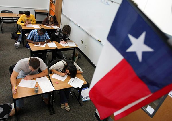 텍사스 하원 법안 3호에 따라 학생 성취도, 교사 교육 수준 등 법령 추가 및 텍사스 학군 입학 증가를 위해 90억 달러를 투자할 예정이다. 