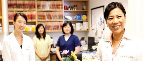 조이척추 신경병원 조이 김(맨오른쪽) 원장과 직원들의 모습.