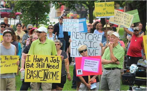 작년 8월 온주 린지 지역 주민들이 보수당정부의 기본소득보장제도 폐지 결정에 항의하는 시위를 벌이고 있다.
