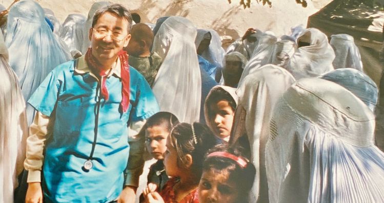 매년 의료선교에 나선 홍성진 박사가 열악한 의료 환경에 처해 있는 아프카니스탄을 방문했다. 현지 어린이와 이슬람 고유의상을 입은 엄마들에 둘러 싸여 있는 홍박사의 모습. [홍성진 박사 제공]
