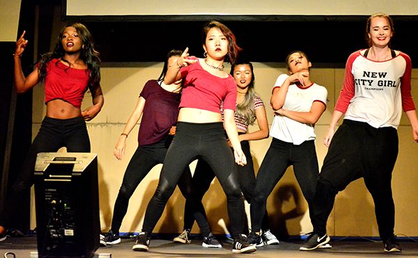 자료사진 = 지난 2016년 창원 K-Pop 월드페스티벌 달라스 지역예선에 참가한 한 K-POP 커버댄스 팀이 공연을 하고 있는 모습.