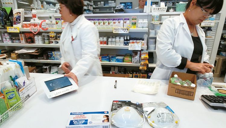 리스약국은 개업 이후 처음으로 전문 의료용 N95 마스크를 팔고 있다.