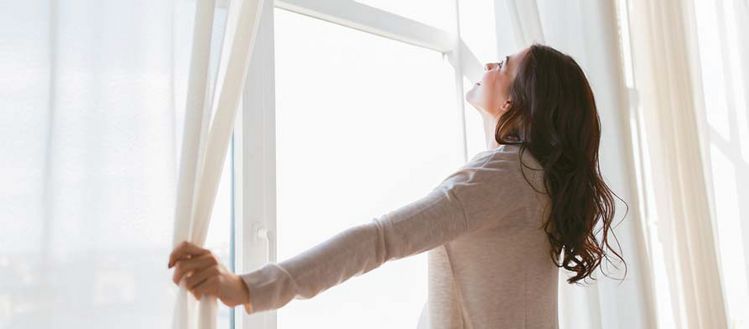 실내의 시원한 공기와 열은 창문을 통해 30%까지 빠져나간다. 이 때문에 에너지 효율이 높은 창문을 교체하면 적지 않은 에너지 비용 절감 효과를 볼 수 있다.