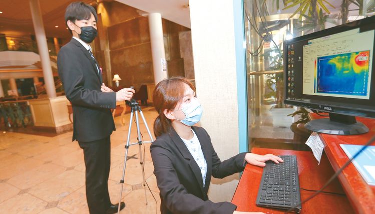 옥스포드팔레스 호텔 직원들이 열 감지기 시스템을 확인하고 있다. 김상진 기자