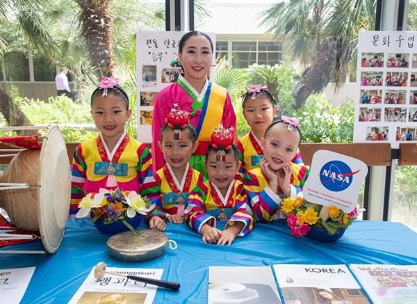 휴스턴 한나래 봉사단이 NASA에서 개최된 문화행사에서 한국전통춤을 선보인후 단원들이 함께 사진을 찍었다.