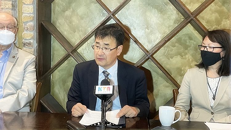 지난 20일 둘루스 라 마들린에서 김세환 목사가 조사 결과에 대한 입장을 발표하고 있다.
