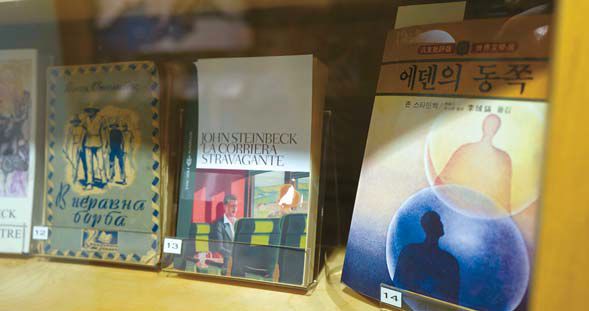전시장에서 한국에서 출판된 '에덴의 동쪽' 등 전세계에서 출판된 스타인벡의 소설들이 전시되어 있다. 