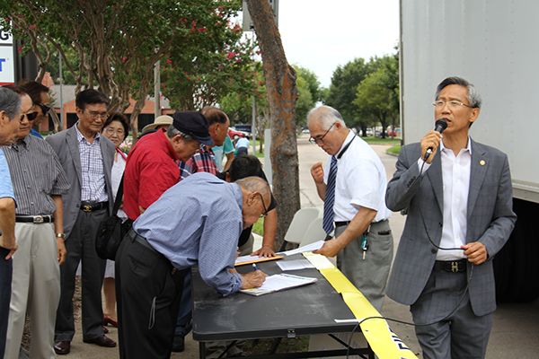 지난 3일 휴스턴 청우회가 주최한 ‘문재인 대통령 하야 1천만명 서명운동에 참여한 한인동포들이 서명하고 있다.