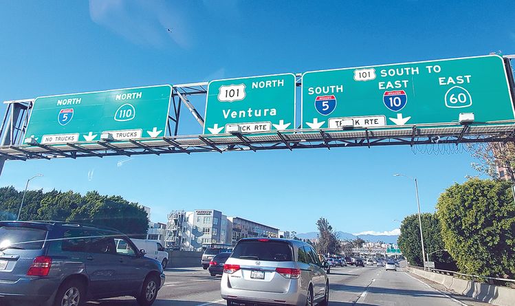LA 다운타운을 지나 110번 북쪽 방향으로 가면서 올려다 본 고속도로 안내 표지판. 파란 바탕에 흰색으로 표시된 것(5, 10번)은 주간(Interstate) 고속도로이며 흰 바탕에 검은 글씨(101번)은 연방 고속도로(국도, US Highway)다. 녹색바탕에 흰 글씨로 표시된 110번과 60번은 주(State) 고속도로를 말한다. 아래 작은 사진은 콜로라도 상공에서 촬영한 덴버 공항 인근 모습. I-70 고속도로가 도심을 가로질러 길게 뻗어 있다. 