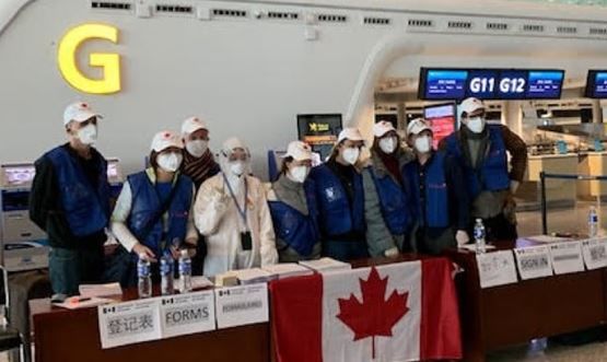 지난 6일, 중국 우한 공항에서 캐나다 방역요원들이 연방정부가 보낸 전세기를 통해 귀국하는 캐나인들의 감염여부를 확인하기 위해 대기하고 있다.