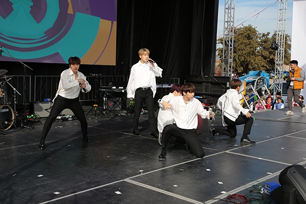 한국 아이돌그룹 스누퍼가 뜨거운 관객 호응 속에서 K POP 공연을 펼치고 있다. 